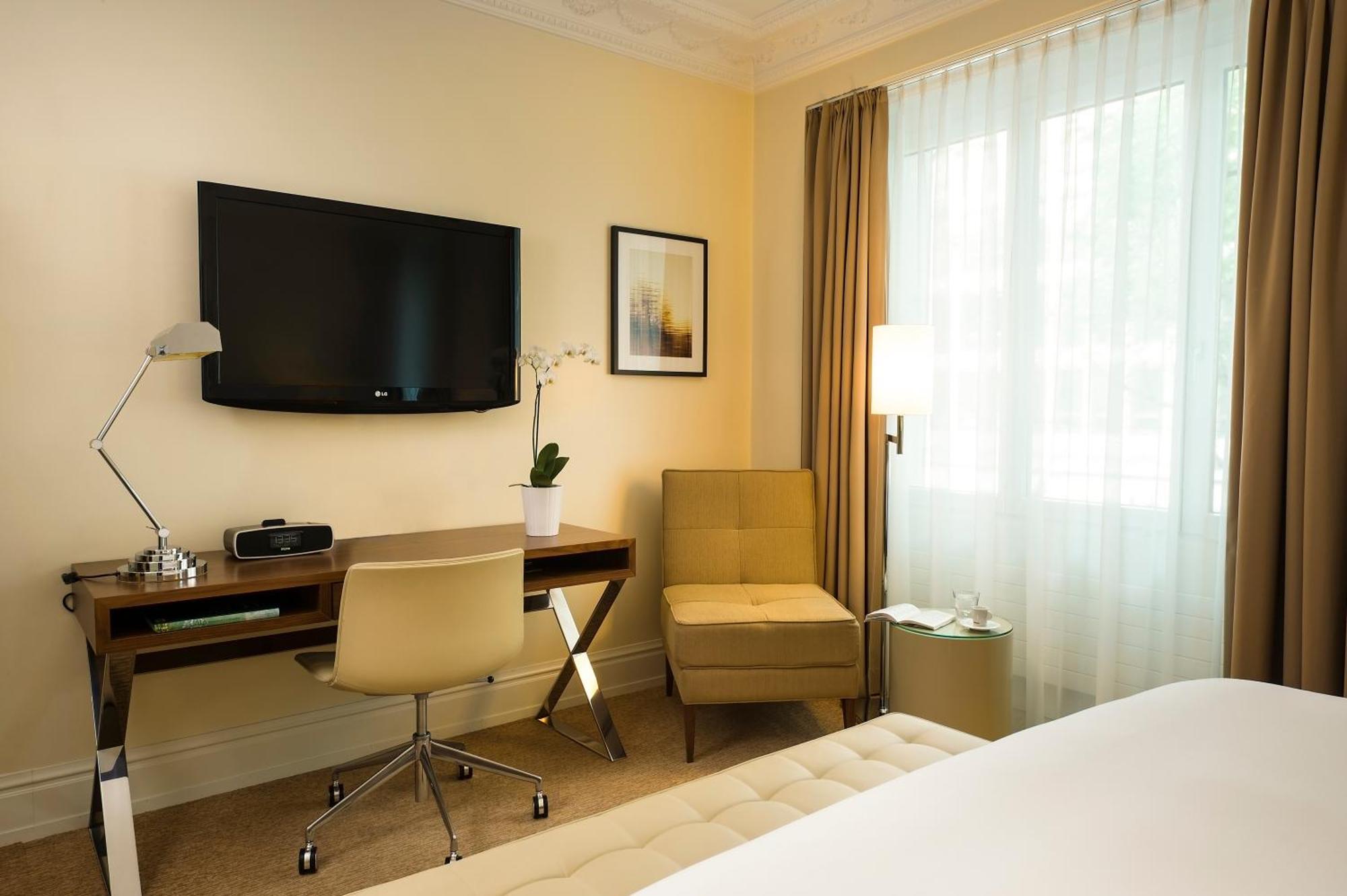 Renaissance Hotel 5*